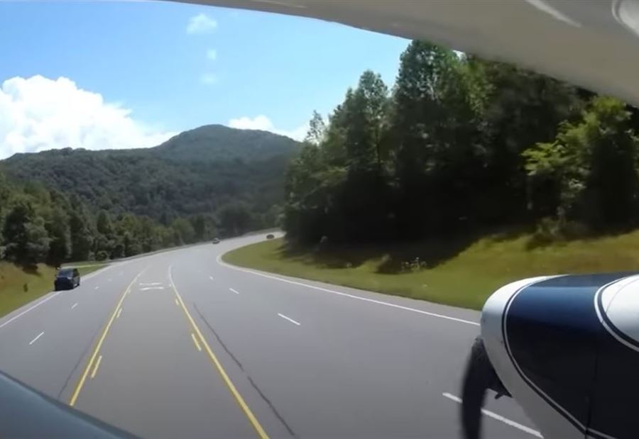 A breathtaking scene… the emergency landing of the plane on the highway!