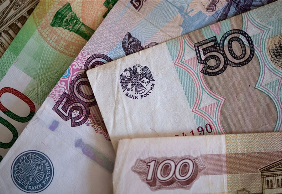 Its highest level since 2015 … The ruble is checked against the dollar