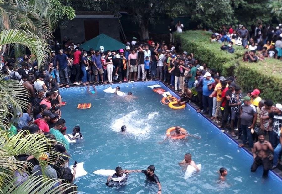 Peace returned… Sri Lanka in the president’s swimming pool after the escape (video)