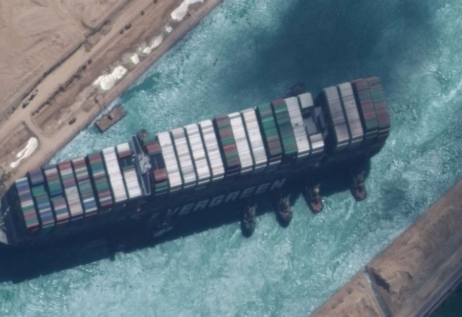 An oil tanker got stuck in the Suez Canal and disrupted navigation!