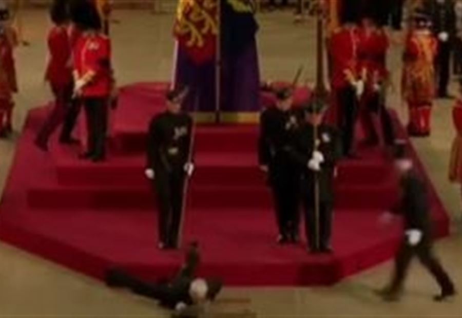 Video: A case of fainting near Queen Elizabeth’s coffin