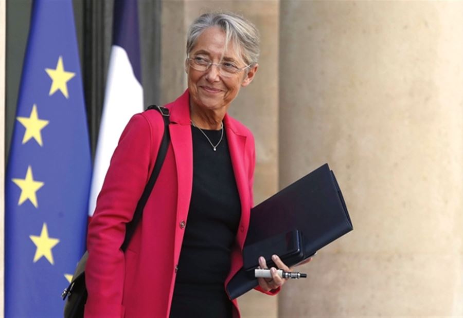 Video: The French Prime Minister “smokes” in the Parliament.