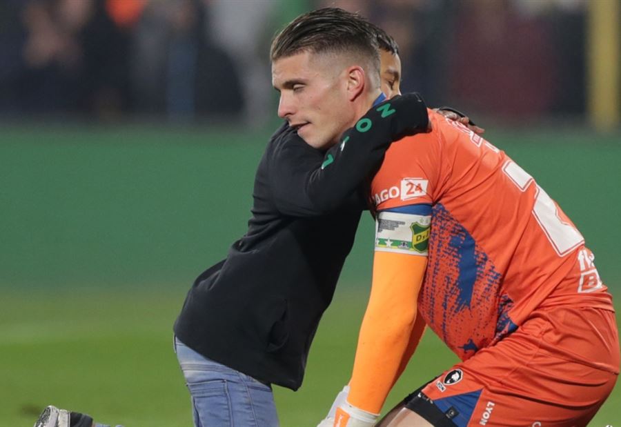 “Motivating” video of a child comforting a goalkeeper after losing a match