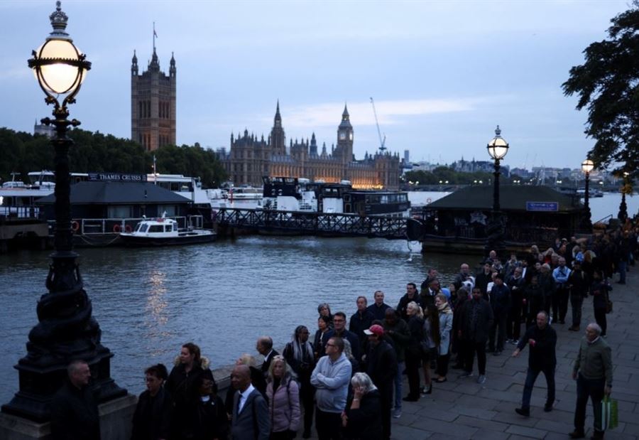 Video: An endless queue to see the last look at Queen Elizabeth!