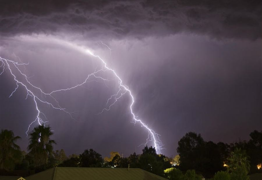 “Shocking” video… a man was struck by lightning!