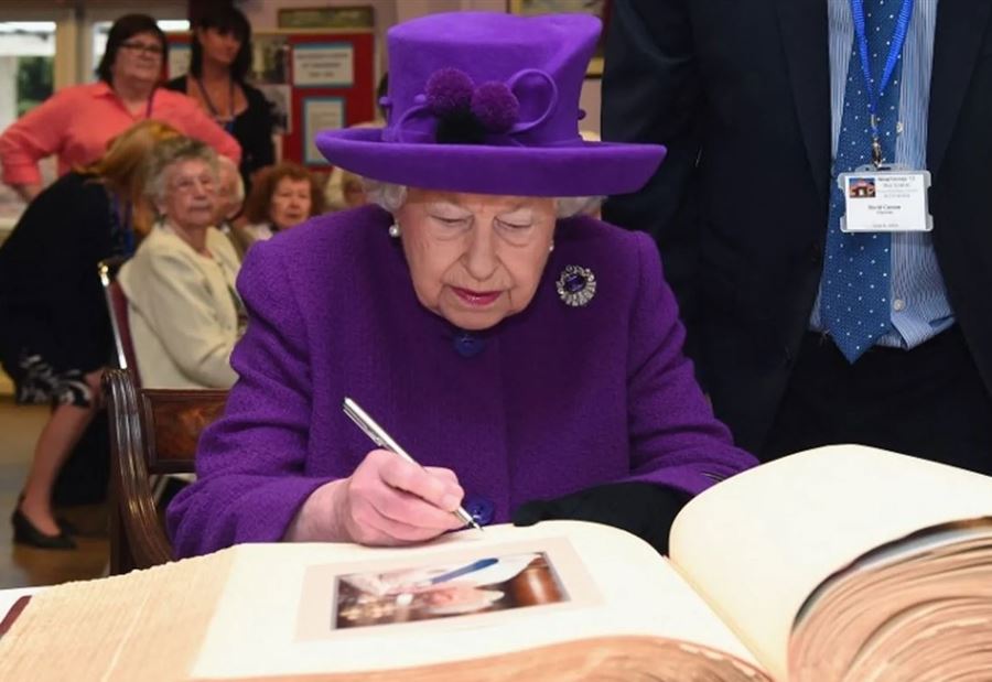 Queen Elizabeth’s “secret” message will not be read before 2085!