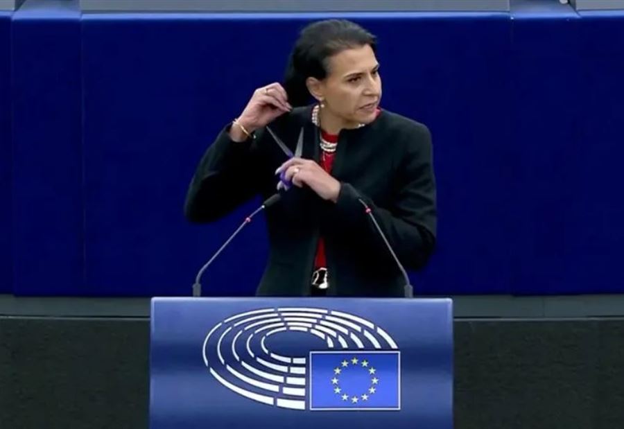 Video: A member of the European Parliament cuts his hair in solidarity with Iranian women